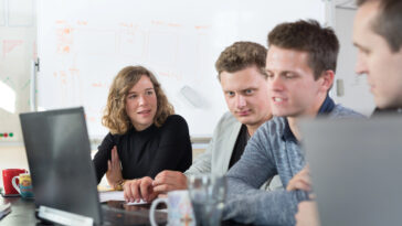 Equipo colaborando mediante software de comunicación empresarial