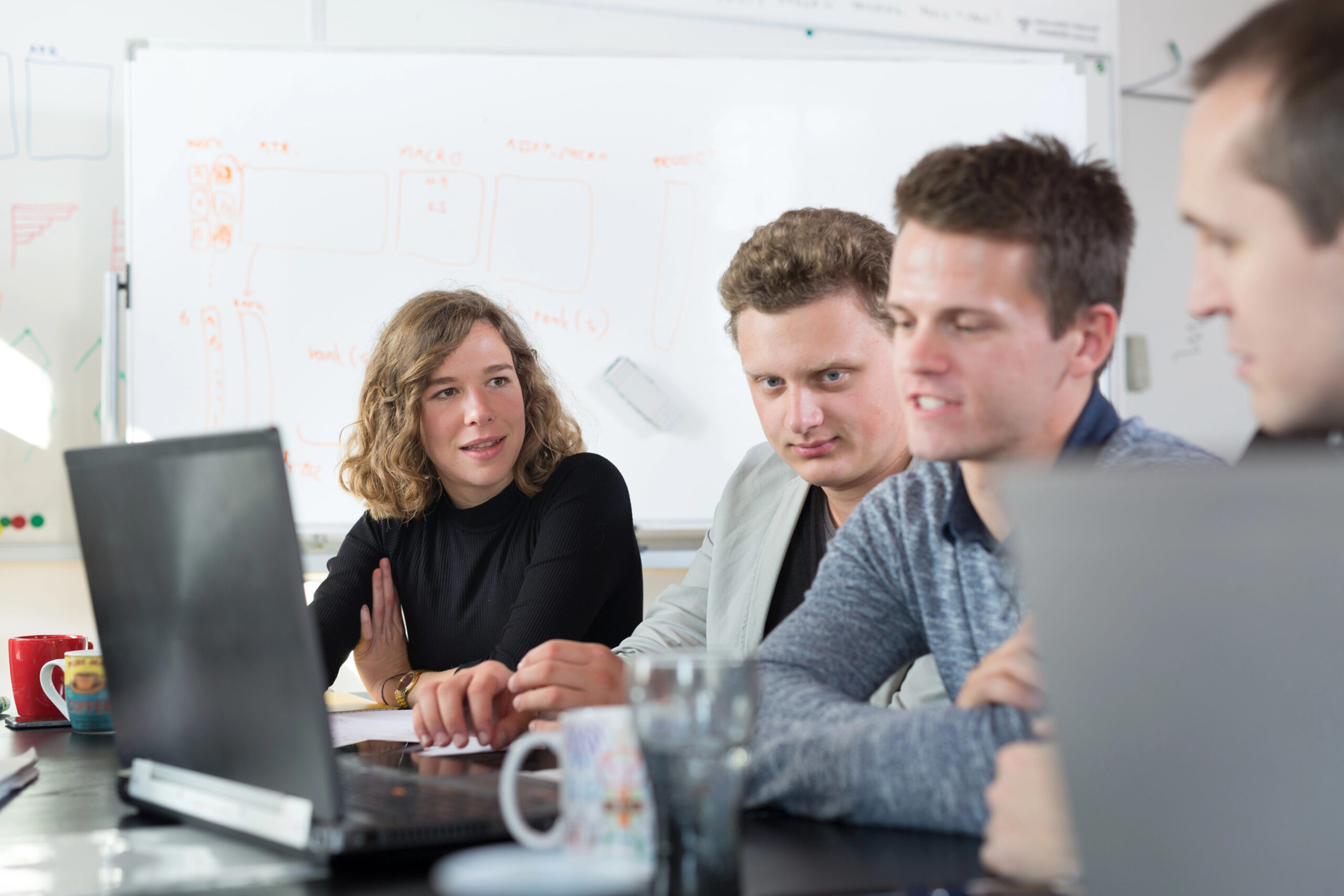 Equipo colaborando mediante software de comunicación empresarial