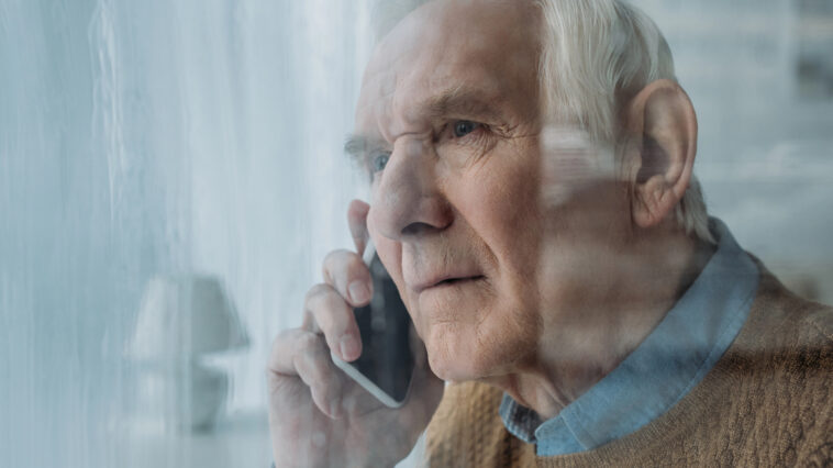 Hombre hablando por teléfono