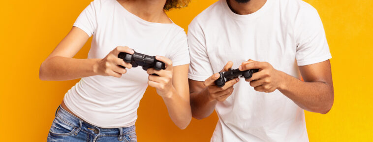 Pareja jugando videojuegos