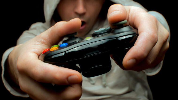 Gamer jugando a videojuego