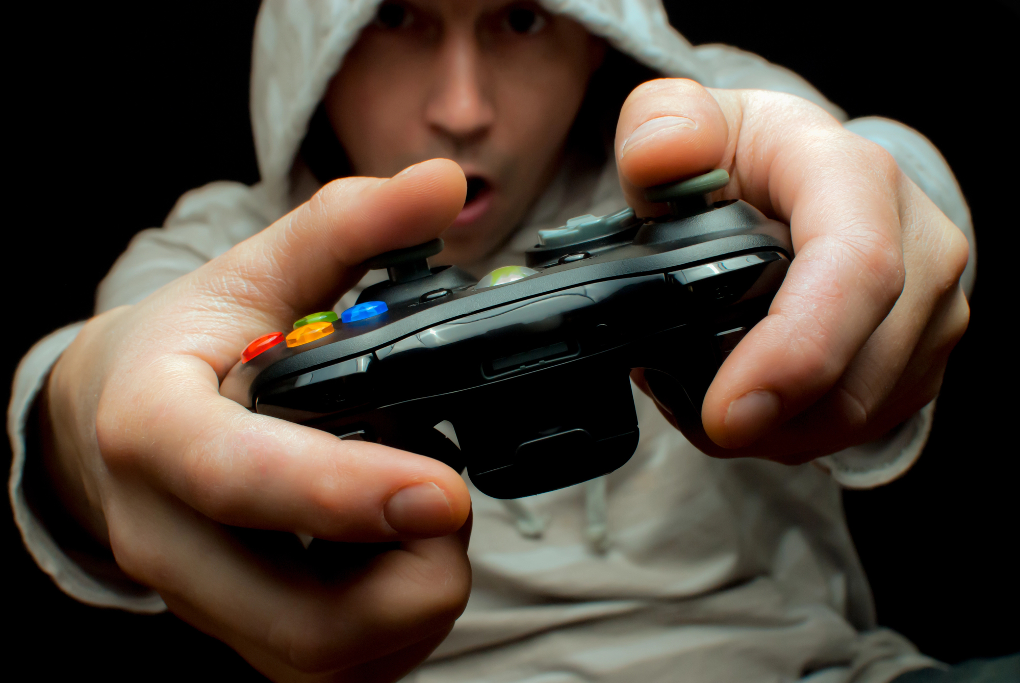 Gamer jugando a videojuego