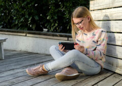 Adolescente jugando con consola Nintendo Switch.